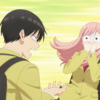 El manga de comedia romántica Kusunoki-san wa Kōkō Debyū ni Shippai Shite Iru (楠木さんは高校デビューに失敗している), conocido en inglés como Kusunoki’s Flunking Her High School Glow-Up, recibirá una adaptación al anime para televisión. El anuncio estuvo acompañado por un primer video promocional, una imagen teaser y la presentación del equipo creativo y de las voces protagonistas. La producción estará a cargo de los estudios Passione y Hayabusa Film, mientras que Midori Yui asumirá tanto la dirección como la composición general de la serie. Yūto Uemura interpretará a Keisuke Shizuki y Tomori Kusunoki dará voz a Shizuka Kusunoki. Aunque algunos reportes han comenzado a vincular el proyecto con 2027, el anuncio oficial consultado no confirma todavía un año, temporada ni fecha de estreno. Por ahora, la producción únicamente ha informado que la adaptación televisiva se encuentra en marcha. Una comedia romántica sobre dos estudiantes que intentaron cambiar La historia tiene como protagonista a Keisuke Shizuki, un joven marcado por las malas experiencias y el aislamiento que sufrió durante la secundaria. Antes de ingresar a la preparatoria, decide transformar su apariencia y comportamiento para dejar atrás su antigua imagen y comenzar una vida escolar diferente. Su plan parece funcionar: nadie en su nuevo entorno conoce al muchacho inseguro que fue durante la secundaria. Sin embargo, existe una excepción. En su mismo salón se encuentra Shizuka Kusunoki, una antigua compañera que también modificó radicalmente su apariencia antes de entrar a la preparatoria. Shizuka ahora es considerada una de las estudiantes más atractivas de su generación y, desde el exterior, parece haber completado exitosamente su transformación. La realidad es distinta: continúa teniendo dificultades para conversar, relacionarse y construir amistades. La vida de Keisuke cambia cuando ella le pide directamente que se convierta en su amigo. Ambos establecen entonces una relación de amistad temporal con el objetivo de ayudar a Shizuka a mejorar sus habilidades sociales. Lo que comienza como un acuerdo práctico evoluciona gradualmente hacia un vínculo más cercano, marcado por situaciones incómodas, malentendidos y sentimientos que ninguno de los dos sabe expresar. Passione y Hayabusa Film producirán la serie La animación será realizada mediante una colaboración entre Passione y Hayabusa Film. El primer estudio ha participado en producciones como Mieruko-chan, Spice and Wolf: Merchant Meets the Wise Wolf e Interspecies Reviewers, mientras que Hayabusa Film ha trabajado en distintos proyectos televisivos y coproducciones. Midori Yui ocupará dos puestos centrales dentro del equipo: será responsable de la dirección y también supervisará la composición de la serie, función que organiza el desarrollo narrativo y la estructura de los episodios. El diseño de personajes estará encabezado por Kōji Haneda, mientras que Hyadain compondrá la música. La producción de animación tendrá como responsable a Suzune Ishikawa. El equipo confirmado hasta ahora está formado por: Obra original: Mitsuki Mii Dirección y composición de la serie: Midori Yui Diseño de personajes: Kōji Haneda Música: Hyadain Producción de animación: Suzune Ishikawa Estudios: Passione × Hayabusa Film Yūto Uemura y Tomori Kusunoki encabezarán el reparto La producción confirmó a Yūto Uemura como la voz de Keisuke Shizuki, protagonista masculino que intenta mantener en secreto su pasado y disfrutar una vida tranquila en la preparatoria. En su comentario oficial, Uemura destacó la bondad de Keisuke y su incapacidad para ignorar los problemas de Shizuka, aunque su objetivo inicial sea evitar complicaciones. El actor también señaló que buscará conservar una interpretación natural propia de estudiantes de preparatoria y diferenciar claramente los momentos serios de las escenas cómicas. Por su parte, Tomori Kusunoki interpretará a Shizuka Kusunoki. La actriz describió al personaje como una joven introvertida que también posee momentos de gran energía y cuyas expresiones cambian constantemente. Kusunoki explicó que intentará conservar la sinceridad, la inocencia y la personalidad directa de Shizuka, especialmente durante el desarrollo de su relación con Keisuke. El reparto confirmado es: Yūto Uemura como Keisuke Shizuki Tomori Kusunoki como Shizuka Kusunoki Los actores que interpretarán a personajes como Ririsa Hebikawa y Moe Otobe, vinculadas con el pasado de los protagonistas, todavía no han sido anunciados. El manga es publicado por Ichijinsha, no por Kadokawa La obra original fue escrita e ilustrada por Mitsuki Mii y comenzó su publicación en comic POOL, plataforma editorial vinculada con Ichijinsha. Por lo tanto, la editorial responsable del manga es Ichijinsha y no Kadokawa. La serialización comenzó en octubre de 2022 y combina elementos de comedia romántica, drama juvenil y crecimiento personal. La historia no se limita al cambio físico de sus protagonistas, sino que explora las inseguridades, experiencias traumáticas y dificultades sociales que continuaron afectándolos después de transformar su apariencia. El sitio oficial del anime señala que el octavo volumen recopilatorio se publicará en Japón el 28 de julio de 2026. Como parte de la celebración por el anuncio, Ichijinsha también habilitó temporalmente la lectura gratuita de los primeros 15 capítulos, equivalentes aproximadamente a los dos primeros tomos. La autora celebra el anuncio de la adaptación Mitsuki Mii agradeció a los lectores que han acompañado la obra desde el comienzo de su publicación. La autora afirmó que el apoyo de la audiencia hizo posible que la historia llegara hasta su adaptación y aseguró que el equipo está trabajando para conservar la atmósfera del manga. El primer video promocional permite observar la interacción inicial entre Keisuke y Shizuka, además del contraste entre la apariencia segura que ambos muestran y las inseguridades que todavía mantienen. La imagen teaser también coloca a los protagonistas como el eje principal de una historia en la que los dos intentan reconstruir su identidad durante la preparatoria, al mismo tiempo que enfrentan la reaparición de personas relacionadas con su pasado. ¿Cuándo se estrenará el anime? Hasta el momento, el comité de producción no ha confirmado una fecha ni una ventana de estreno para Kusunoki-san wa Kōkō Debyū ni Shippai Shite Iru. Tampoco se han anunciado el número de episodios, las cadenas japonesas que emitirán la serie, los temas musicales ni una plataforma internacional de streaming. Esos detalles serán comunicados posteriormente mediante el sitio web y las redes oficiales del anime. Por ahora, el anuncio confirma formalmente la adaptación televisiva, sus dos estudios responsables, el equipo creativo principal y las voces de Keisuke y Shizuka.