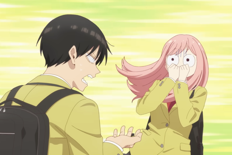 El manga de comedia romántica Kusunoki-san wa Kōkō Debyū ni Shippai Shite Iru (楠木さんは高校デビューに失敗している), conocido en inglés como Kusunoki’s Flunking Her High School Glow-Up, recibirá una adaptación al anime para televisión. El anuncio estuvo acompañado por un primer video promocional, una imagen teaser y la presentación del equipo creativo y de las voces protagonistas. La producción estará a cargo de los estudios Passione y Hayabusa Film, mientras que Midori Yui asumirá tanto la dirección como la composición general de la serie. Yūto Uemura interpretará a Keisuke Shizuki y Tomori Kusunoki dará voz a Shizuka Kusunoki. Aunque algunos reportes han comenzado a vincular el proyecto con 2027, el anuncio oficial consultado no confirma todavía un año, temporada ni fecha de estreno. Por ahora, la producción únicamente ha informado que la adaptación televisiva se encuentra en marcha. Una comedia romántica sobre dos estudiantes que intentaron cambiar La historia tiene como protagonista a Keisuke Shizuki, un joven marcado por las malas experiencias y el aislamiento que sufrió durante la secundaria. Antes de ingresar a la preparatoria, decide transformar su apariencia y comportamiento para dejar atrás su antigua imagen y comenzar una vida escolar diferente. Su plan parece funcionar: nadie en su nuevo entorno conoce al muchacho inseguro que fue durante la secundaria. Sin embargo, existe una excepción. En su mismo salón se encuentra Shizuka Kusunoki, una antigua compañera que también modificó radicalmente su apariencia antes de entrar a la preparatoria. Shizuka ahora es considerada una de las estudiantes más atractivas de su generación y, desde el exterior, parece haber completado exitosamente su transformación. La realidad es distinta: continúa teniendo dificultades para conversar, relacionarse y construir amistades. La vida de Keisuke cambia cuando ella le pide directamente que se convierta en su amigo. Ambos establecen entonces una relación de amistad temporal con el objetivo de ayudar a Shizuka a mejorar sus habilidades sociales. Lo que comienza como un acuerdo práctico evoluciona gradualmente hacia un vínculo más cercano, marcado por situaciones incómodas, malentendidos y sentimientos que ninguno de los dos sabe expresar. Passione y Hayabusa Film producirán la serie La animación será realizada mediante una colaboración entre Passione y Hayabusa Film. El primer estudio ha participado en producciones como Mieruko-chan, Spice and Wolf: Merchant Meets the Wise Wolf e Interspecies Reviewers, mientras que Hayabusa Film ha trabajado en distintos proyectos televisivos y coproducciones. Midori Yui ocupará dos puestos centrales dentro del equipo: será responsable de la dirección y también supervisará la composición de la serie, función que organiza el desarrollo narrativo y la estructura de los episodios. El diseño de personajes estará encabezado por Kōji Haneda, mientras que Hyadain compondrá la música. La producción de animación tendrá como responsable a Suzune Ishikawa. El equipo confirmado hasta ahora está formado por: Obra original: Mitsuki Mii Dirección y composición de la serie: Midori Yui Diseño de personajes: Kōji Haneda Música: Hyadain Producción de animación: Suzune Ishikawa Estudios: Passione × Hayabusa Film Yūto Uemura y Tomori Kusunoki encabezarán el reparto La producción confirmó a Yūto Uemura como la voz de Keisuke Shizuki, protagonista masculino que intenta mantener en secreto su pasado y disfrutar una vida tranquila en la preparatoria. En su comentario oficial, Uemura destacó la bondad de Keisuke y su incapacidad para ignorar los problemas de Shizuka, aunque su objetivo inicial sea evitar complicaciones. El actor también señaló que buscará conservar una interpretación natural propia de estudiantes de preparatoria y diferenciar claramente los momentos serios de las escenas cómicas. Por su parte, Tomori Kusunoki interpretará a Shizuka Kusunoki. La actriz describió al personaje como una joven introvertida que también posee momentos de gran energía y cuyas expresiones cambian constantemente. Kusunoki explicó que intentará conservar la sinceridad, la inocencia y la personalidad directa de Shizuka, especialmente durante el desarrollo de su relación con Keisuke. El reparto confirmado es: Yūto Uemura como Keisuke Shizuki Tomori Kusunoki como Shizuka Kusunoki Los actores que interpretarán a personajes como Ririsa Hebikawa y Moe Otobe, vinculadas con el pasado de los protagonistas, todavía no han sido anunciados. El manga es publicado por Ichijinsha, no por Kadokawa La obra original fue escrita e ilustrada por Mitsuki Mii y comenzó su publicación en comic POOL, plataforma editorial vinculada con Ichijinsha. Por lo tanto, la editorial responsable del manga es Ichijinsha y no Kadokawa. La serialización comenzó en octubre de 2022 y combina elementos de comedia romántica, drama juvenil y crecimiento personal. La historia no se limita al cambio físico de sus protagonistas, sino que explora las inseguridades, experiencias traumáticas y dificultades sociales que continuaron afectándolos después de transformar su apariencia. El sitio oficial del anime señala que el octavo volumen recopilatorio se publicará en Japón el 28 de julio de 2026. Como parte de la celebración por el anuncio, Ichijinsha también habilitó temporalmente la lectura gratuita de los primeros 15 capítulos, equivalentes aproximadamente a los dos primeros tomos. La autora celebra el anuncio de la adaptación Mitsuki Mii agradeció a los lectores que han acompañado la obra desde el comienzo de su publicación. La autora afirmó que el apoyo de la audiencia hizo posible que la historia llegara hasta su adaptación y aseguró que el equipo está trabajando para conservar la atmósfera del manga. El primer video promocional permite observar la interacción inicial entre Keisuke y Shizuka, además del contraste entre la apariencia segura que ambos muestran y las inseguridades que todavía mantienen. La imagen teaser también coloca a los protagonistas como el eje principal de una historia en la que los dos intentan reconstruir su identidad durante la preparatoria, al mismo tiempo que enfrentan la reaparición de personas relacionadas con su pasado. ¿Cuándo se estrenará el anime? Hasta el momento, el comité de producción no ha confirmado una fecha ni una ventana de estreno para Kusunoki-san wa Kōkō Debyū ni Shippai Shite Iru. Tampoco se han anunciado el número de episodios, las cadenas japonesas que emitirán la serie, los temas musicales ni una plataforma internacional de streaming. Esos detalles serán comunicados posteriormente mediante el sitio web y las redes oficiales del anime. Por ahora, el anuncio confirma formalmente la adaptación televisiva, sus dos estudios responsables, el equipo creativo principal y las voces de Keisuke y Shizuka.