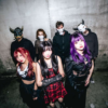 Neon Oni interpretando en vivo su nueva canción "wake up, it's time…" durante un concierto en Japón.