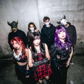 Neon Oni interpretando en vivo su nueva canción "wake up, it's time…" durante un concierto en Japón.
