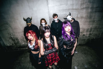 Neon Oni interpretando en vivo su nueva canción "wake up, it's time…" durante un concierto en Japón.