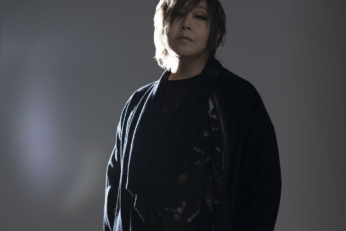Megumi Ogata durante un evento relacionado con la protección de los derechos de los actores de voz frente a la inteligencia artificial.
