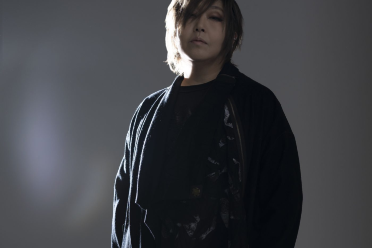 Megumi Ogata durante un evento relacionado con la protección de los derechos de los actores de voz frente a la inteligencia artificial.