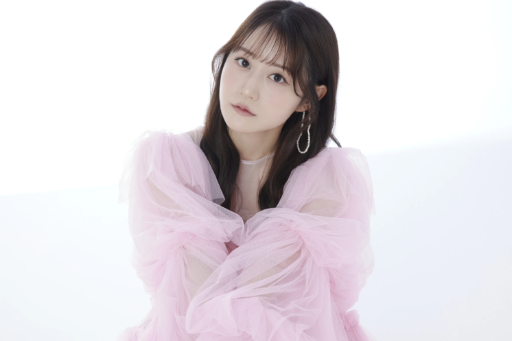 Yui Ogura en el video musical de "Q.E.D.", opening del anime A Livid Lady's Guide to Getting Even.