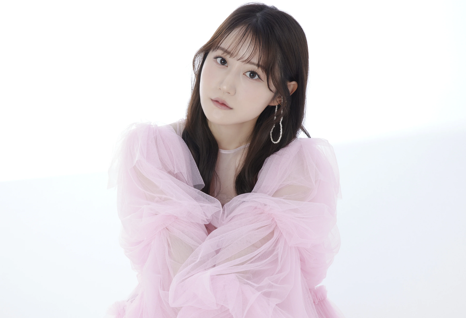 Yui Ogura en el video musical de "Q.E.D.", opening del anime A Livid Lady's Guide to Getting Even.